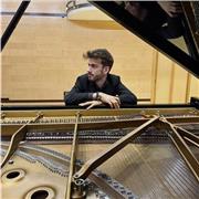 Profesor de Piano imparte clases a alumnos de todas las edades